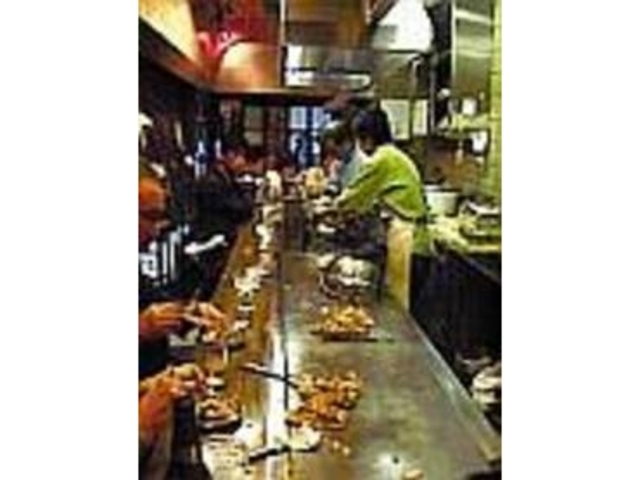 気軽に入れるカウンターのみのお好み焼き屋_お好み焼き圓