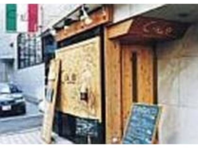 木をうまく使ったおしゃれな店構えが目印_イタリアンバールコッタコッタ