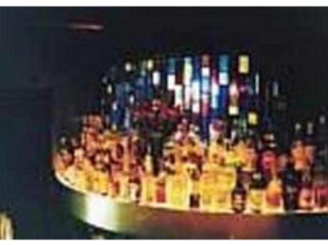 ボトルがライトアップされ、雰囲気は抜群_BAR KIRIVE