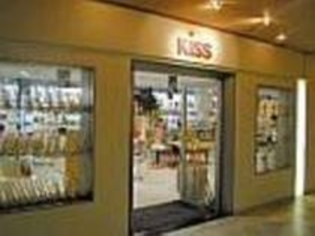 IMP内でも目立つ、開放的なガラス張の店_Kiss