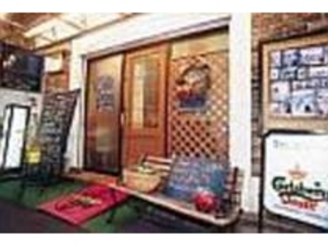 店内同様、入口も木目調で可愛くアレンジ!_欧風創作料理店マダムアンドムッシュ