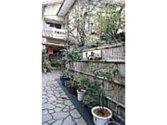 住宅街にひっそりと建ち、隠れ家的存在_宮鮨本店