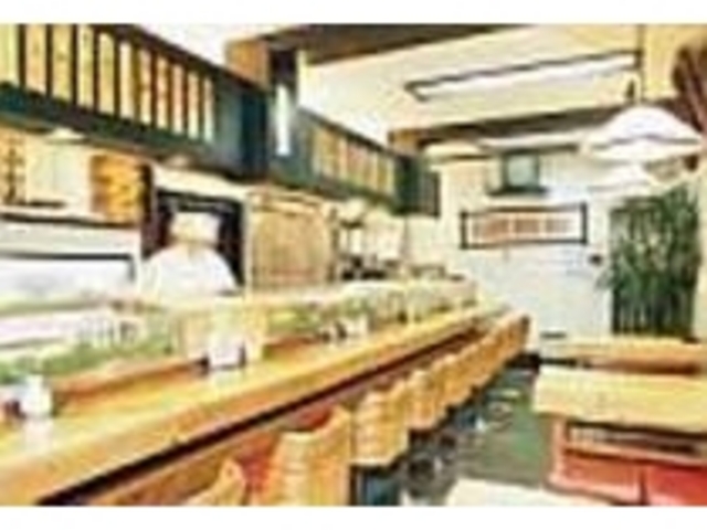 「いらっしゃい」と威勢のいい声が響く店内_宮鮨本店