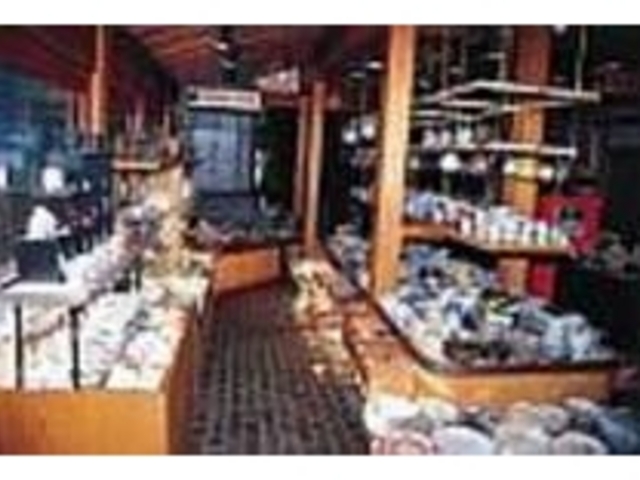 好みの1品を探すのにも楽しい一苦労!_陶舗やまわ