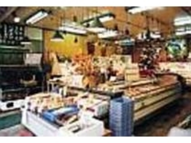 海の幸がなんでも揃うと有名な店だ_丸太商店
