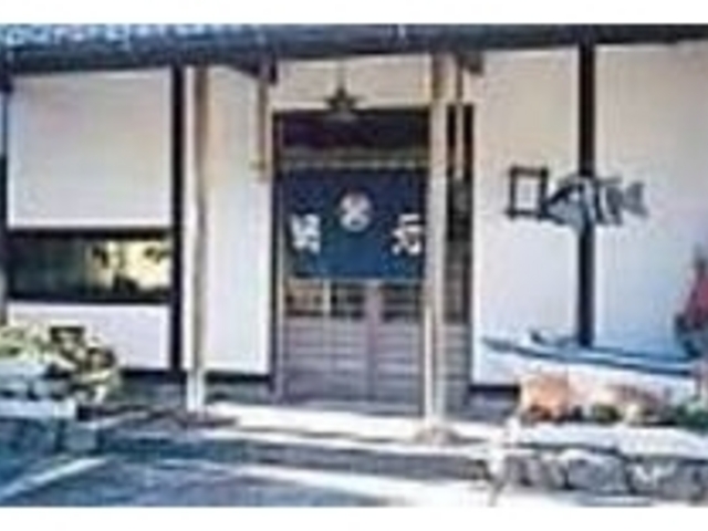 外観からも生け簀がのぞける造りだ_網元
