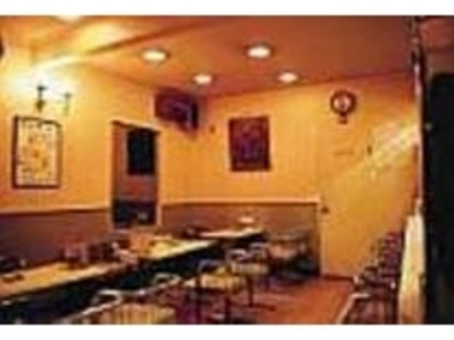 気さくな主人との会話が飛び交う店内_カフェフルーリ