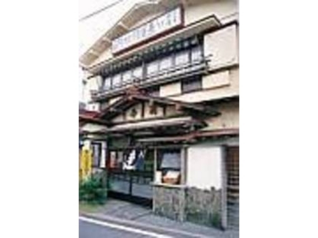 歴史を感じさせる外観が目印になる_白浜屋本店