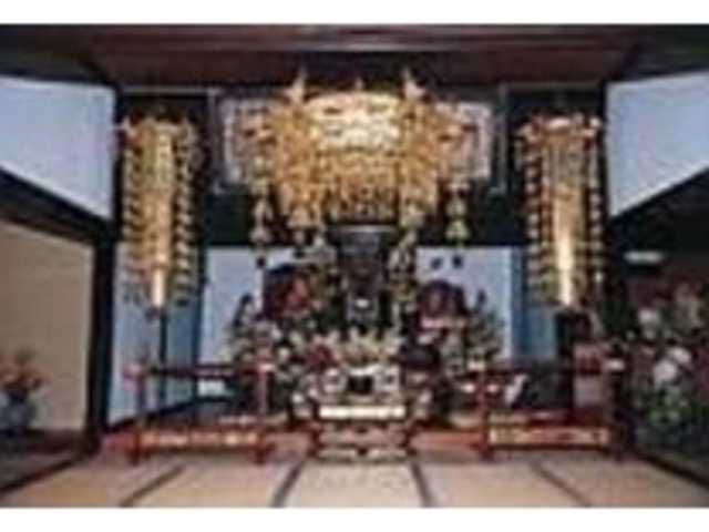 本堂の内陣の華やかな様子に目を奪われる_沼蓮寺