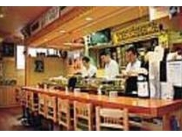 1階の奥にはテーブル席や座敷席もある_寿司割烹仲寿司