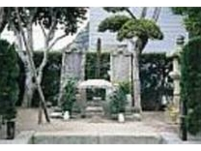 境内の階段を上がると左手に見える吉隆の墓_日澄寺
