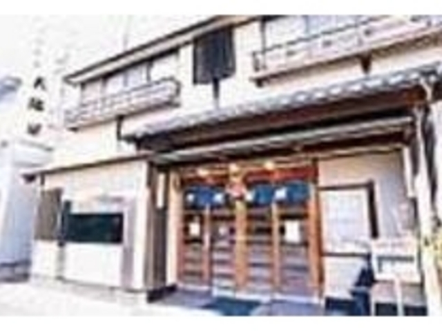 店には活きのいい魚が泳ぐ生け簀がある_大阪屋