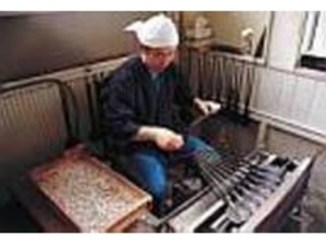 昔ながらの手法で1枚ずつ焼きあげていく_満久屋 豊浦商店