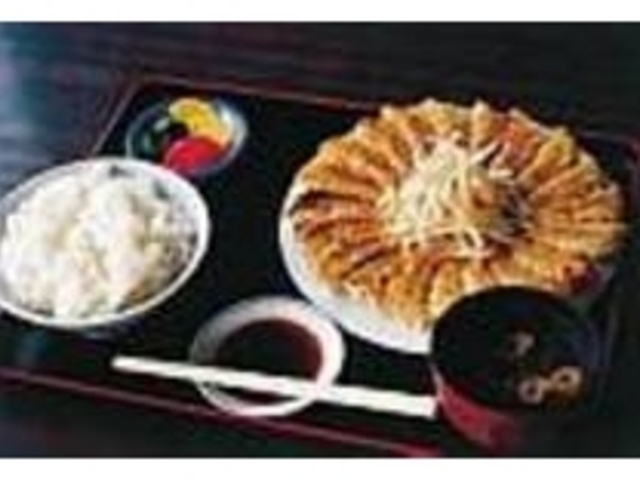 ギョウザ定食(写真は大)にはもやしがつく_丸福餃子店