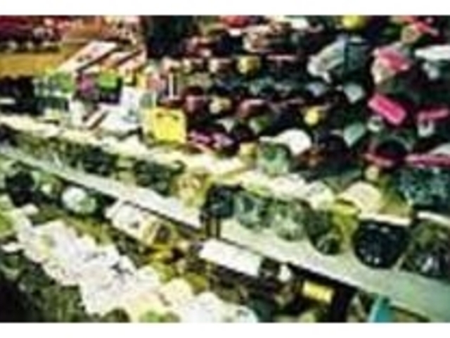 所狭しと並ベられたワインの数々を見よ_ワインズ新富屋