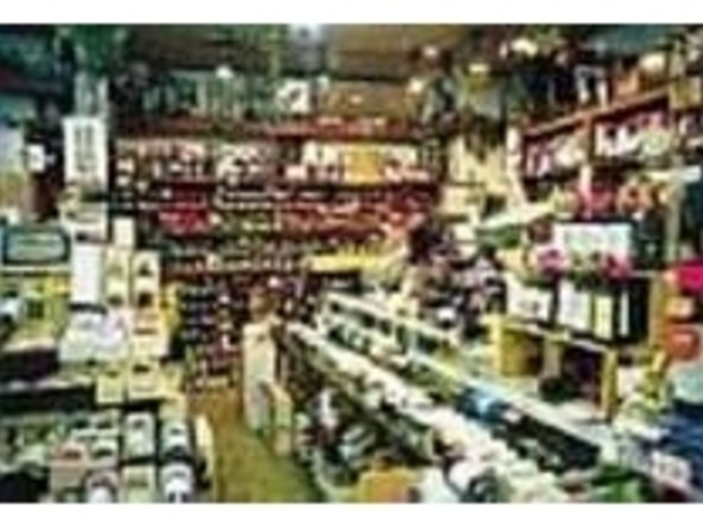 県産ワインも迷ってしまうほど充実している_ワインズ新富屋