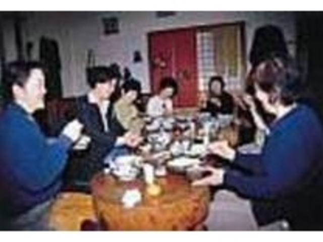いつもにぎやかな会話で明るい店内_貴美庵