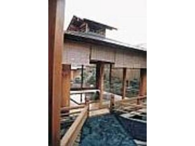 東屋が露天風呂となっている珍しい温泉_猿ヶ京温泉センター