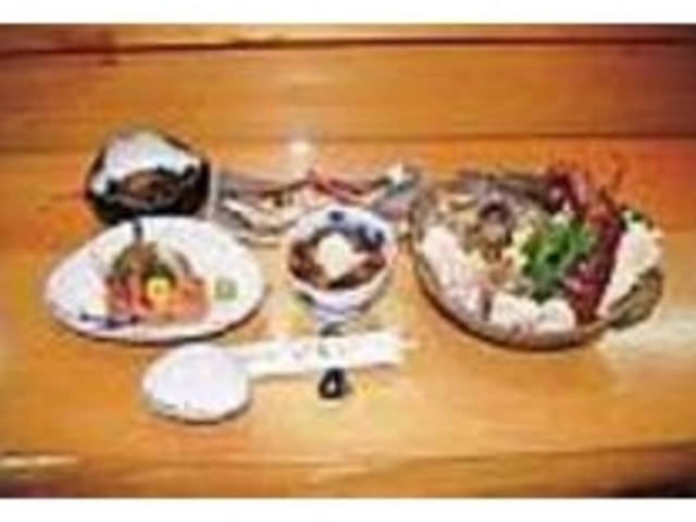 魚介類が山盛りの鍋と川魚の塩焼きがメイン_いちい
