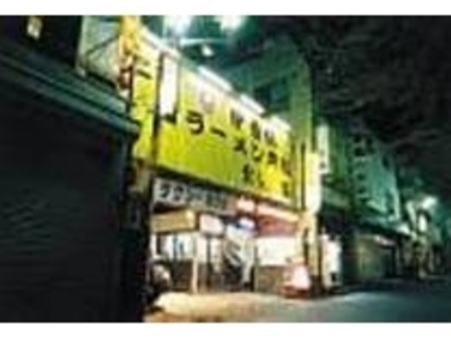 夜中は町の人と浴衣姿の観光客でギッシリ_北京飯店