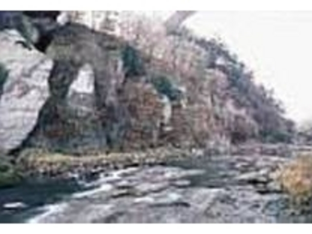 岸の巨大な岩と川床の薄く平らな石が不思議_黒岩八景