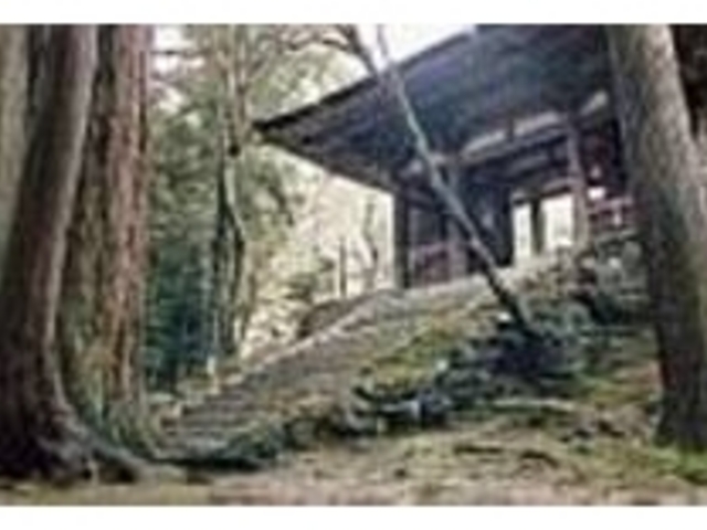 室町時代建立で、こけらぶきの八脚二天門_湖東三山 西明寺