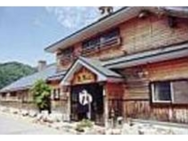 湯田錦秋湖駅そばにある、木造の素朴な建物_穴ゆっこ