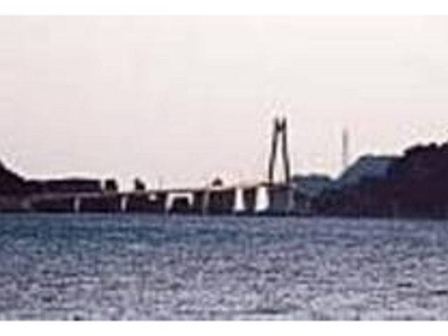 蒼く澄んだ海に真っ白い橋がよく映え美しい_甑大明神橋