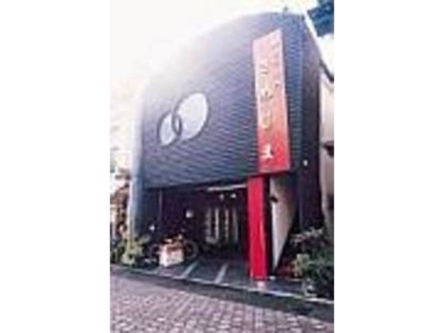 黒と赤が基調となっている外観もお洒落_さめじま精肉店