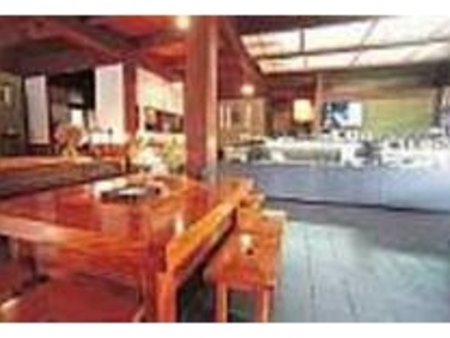 広々とした店内。本町通りの入口にある_三松堂菓心庵