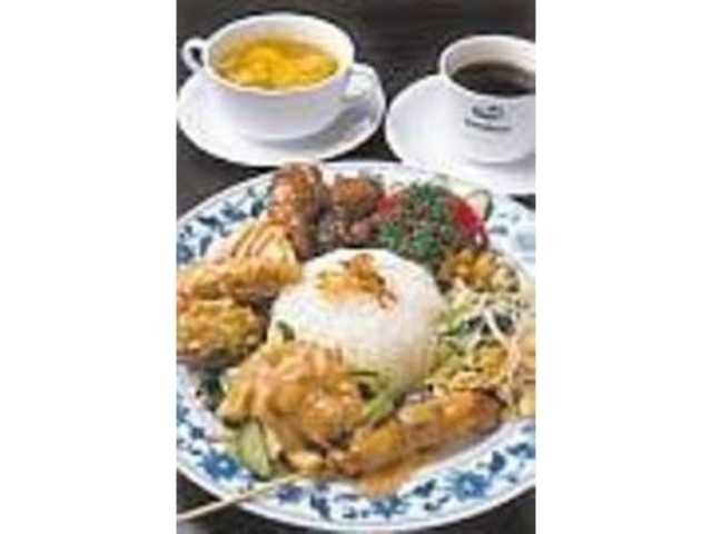 お昼に『ナシ・チャンプルランチ』はいかが_スラバヤ 伊東店