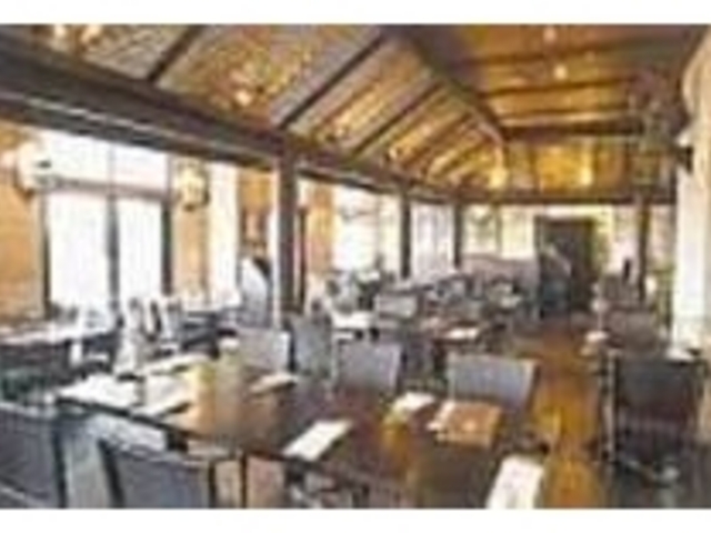 窓から海が一望でき、夜は海をライトアップ_スラバヤ 伊東店