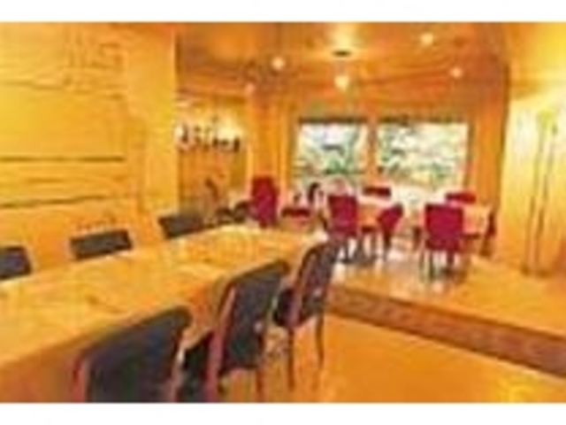 落ち着いたムードの店内からは渓谷の緑が_ピッツァパスタカフェ オット