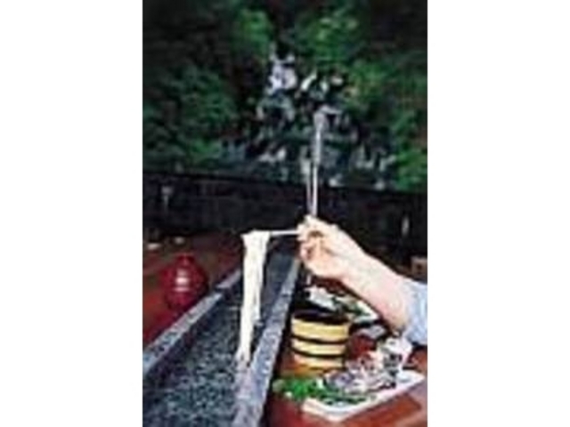 コシのある麺の流しそうめんは食べ放題_吾妻庵