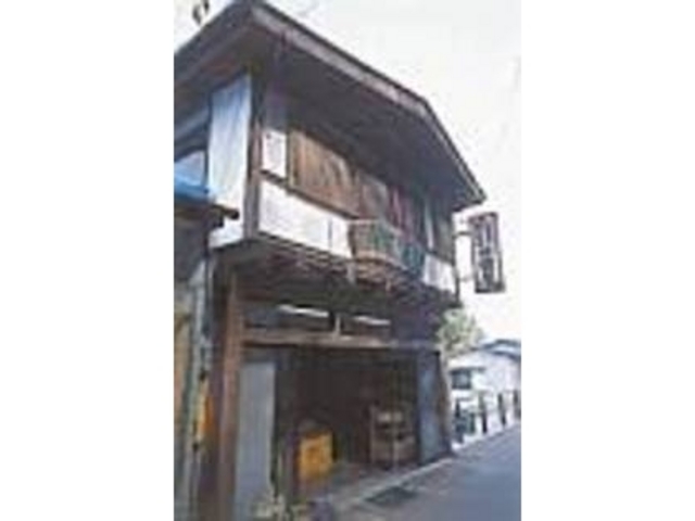 歴史を感じさせる、風格が漂う外観_山菜佃煮 増田屋