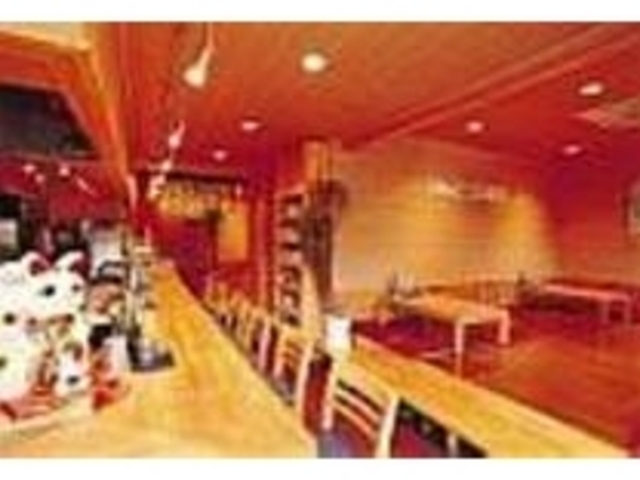木の温もりが優しい、落ち着いた店内_焼鳥 笑多屋