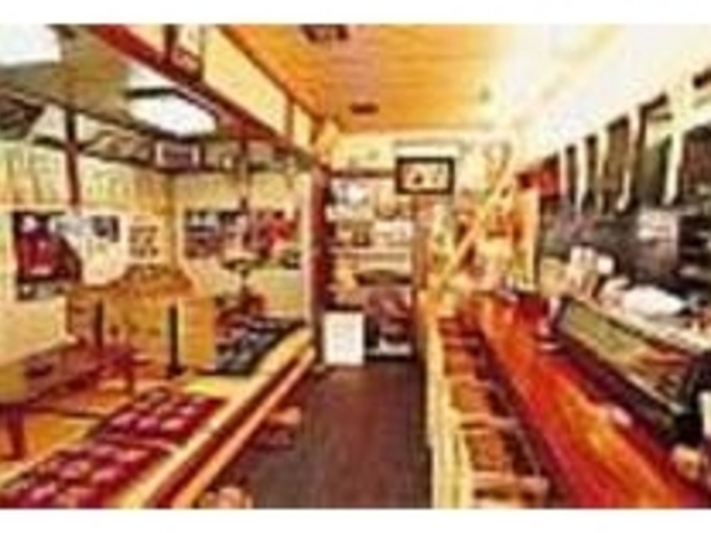 店内には白神バンドのポスターがいっぱい_居酒屋 一歩