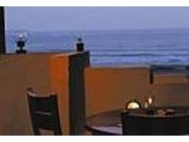 夜の由比ケ浜から吹く潮風が気持ちいい_Italian Oystir Bar Cocomo