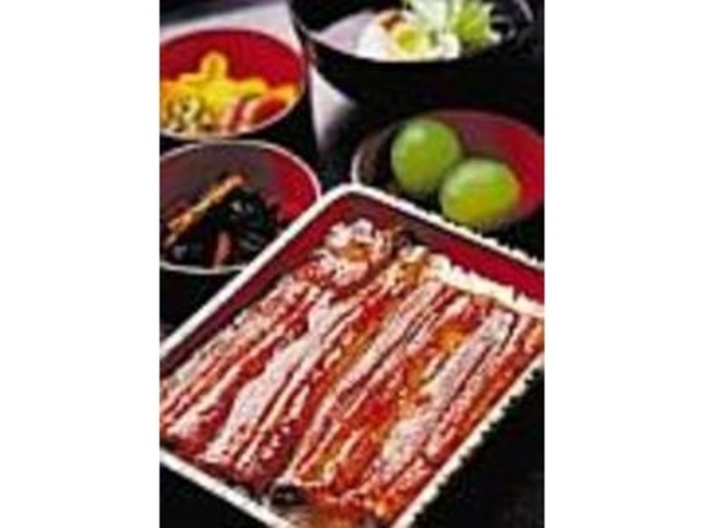 ふっくら焼いたうなぎに甘辛いタレが絡む_うなぎ割烹川信