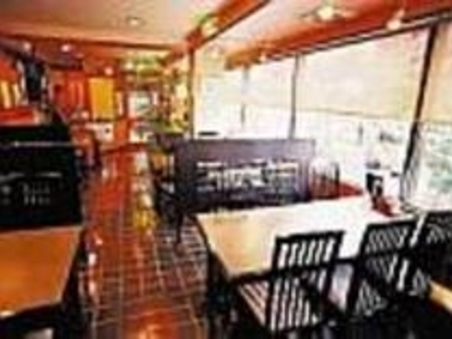 ビルの2階の店舗は広々として明るい_うなぎ割烹川信