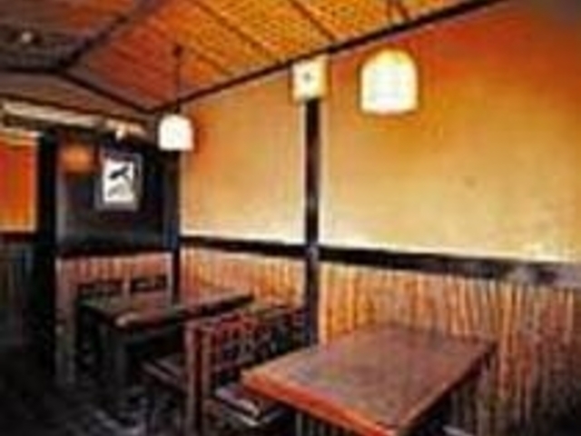 1階はテーブルふたつ、2階は座敷_安斎