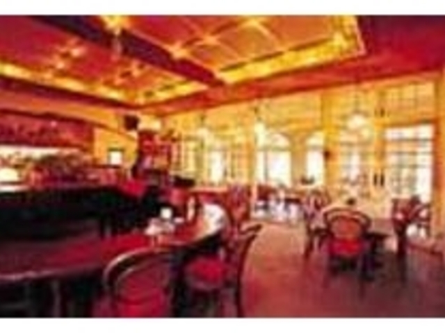 店の中央には昭和初期のグランドピアノが_カフェ ド クィーンズベリー