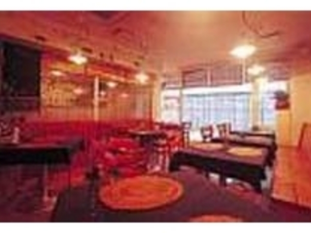 オーナー夫妻が仕上げた温もりのある内装_Ours Dining