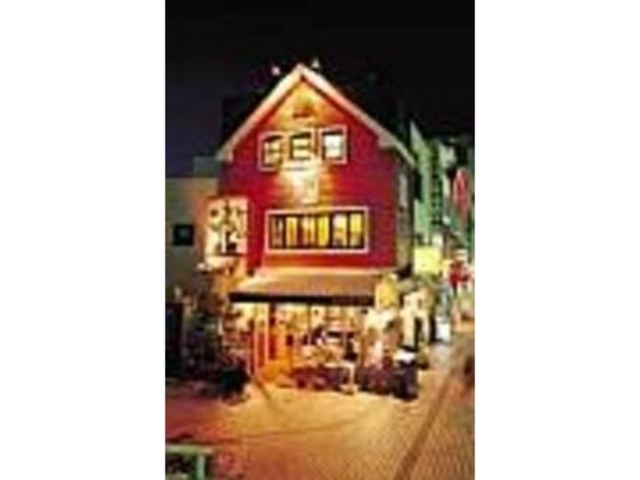 可愛らしい外観が目を引くカフェだ_CHA-CHA HOUSE COFFEE