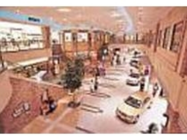 広いショールームには100台もの展示が_カラフルタウン岐阜 オートモール
