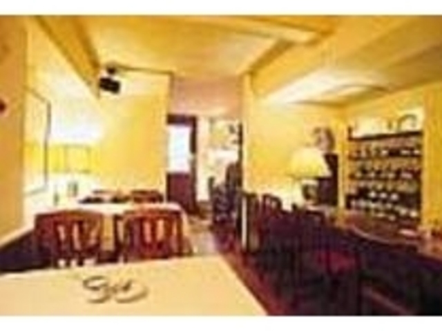 モノトーンのインテリアでまとめられた店内_DOLCI cafe