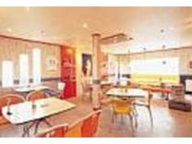ビビットなカラーが目に鮮やかな店内_chit chat CAFE