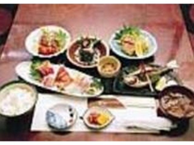 他、地魚中心の刺身定食1700円もお得_魚助