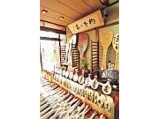 形や大きさの違う杓子がびっしりと並ぶ_杓子の家