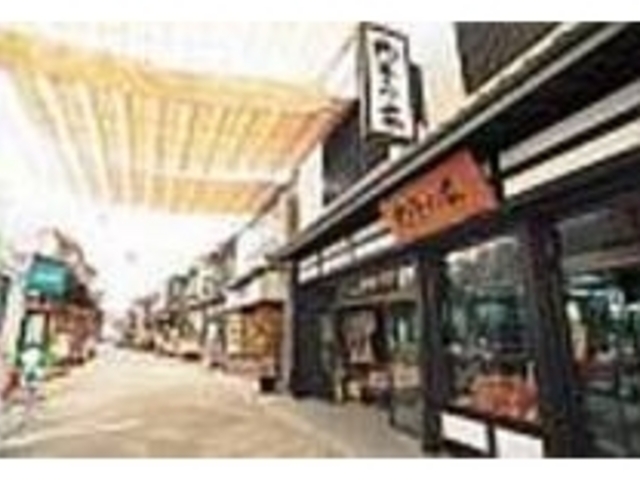 商店街に佇む店。木の柱に風格を感じる_杓子の家